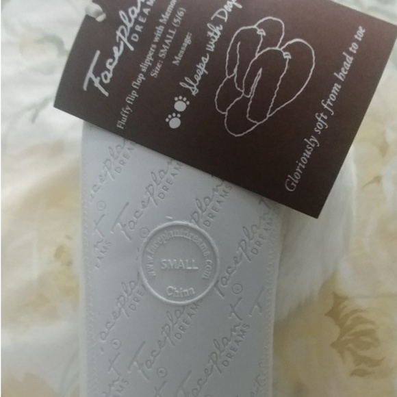 NEW Girls Small 5/6 Fluffy House Shoe Flip Flops - Picture 8 of 8